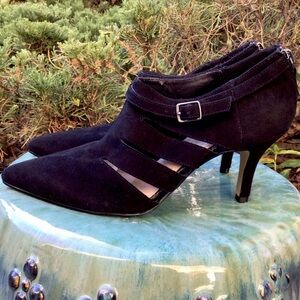 Bella Vita(7.5) WOMEN Leather Suede heel, upper cage style zip back closure.